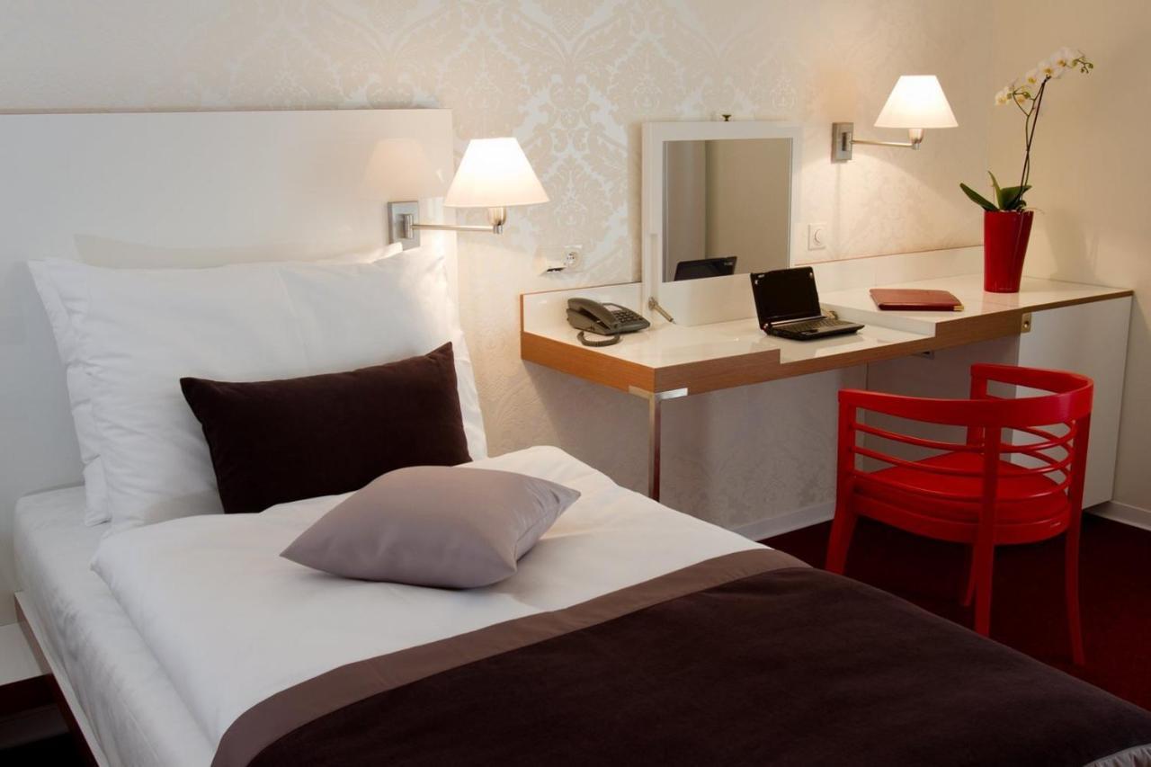Ea Hotel Tereziansky Dvur ฮราเดตสคราโลเว ภายนอก รูปภาพ
