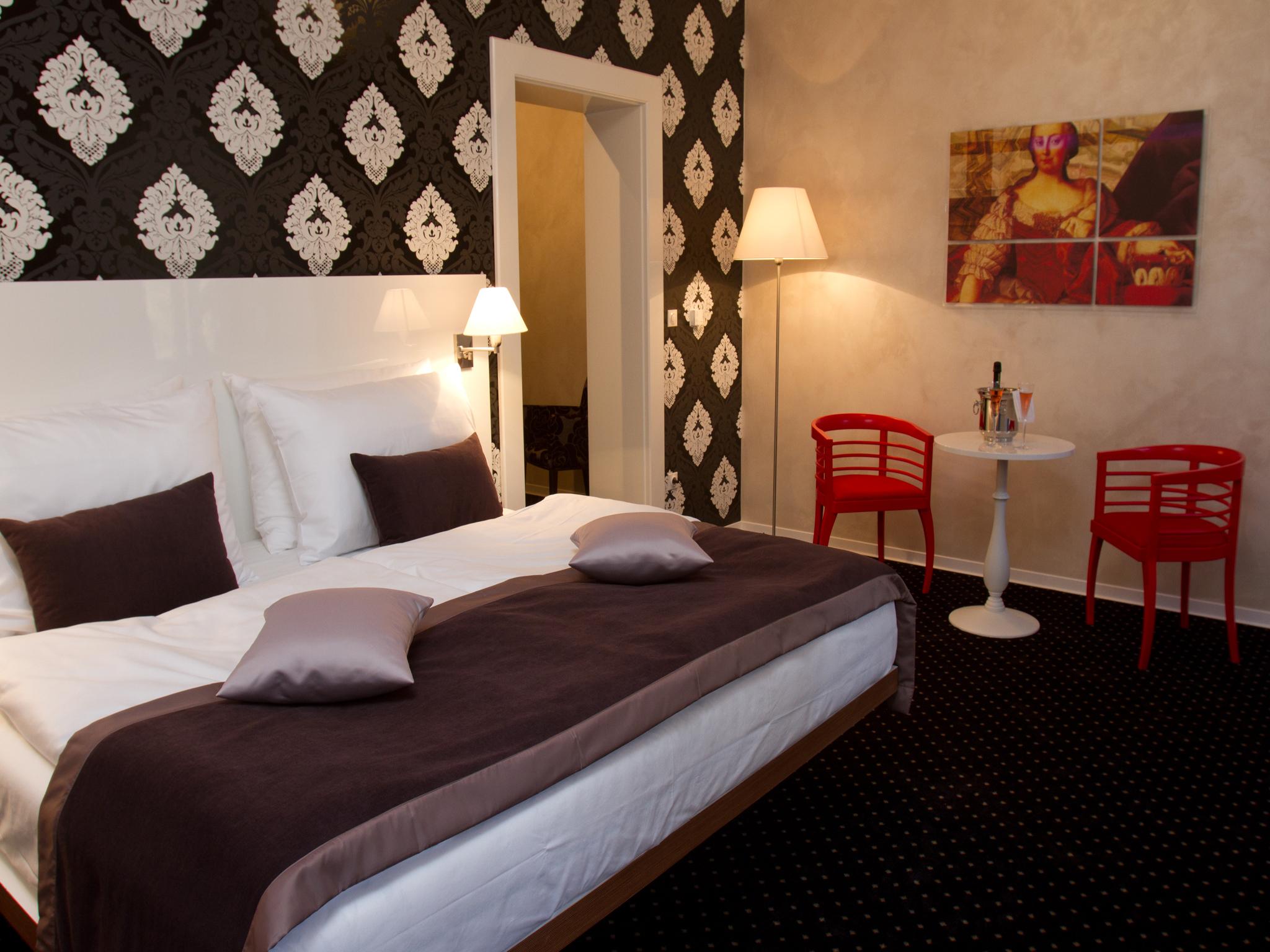 Ea Hotel Tereziansky Dvur ฮราเดตสคราโลเว ภายนอก รูปภาพ