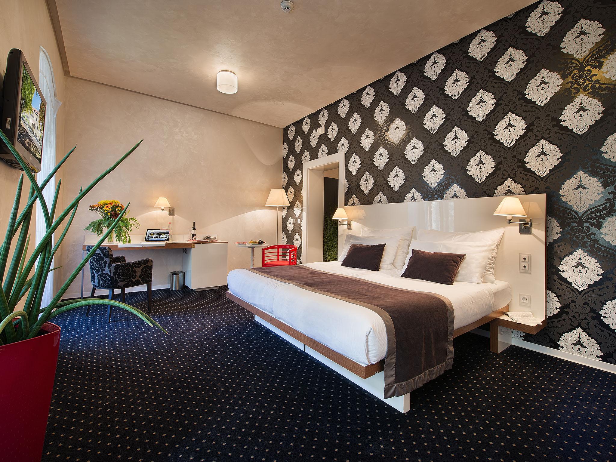 Ea Hotel Tereziansky Dvur ฮราเดตสคราโลเว ภายนอก รูปภาพ