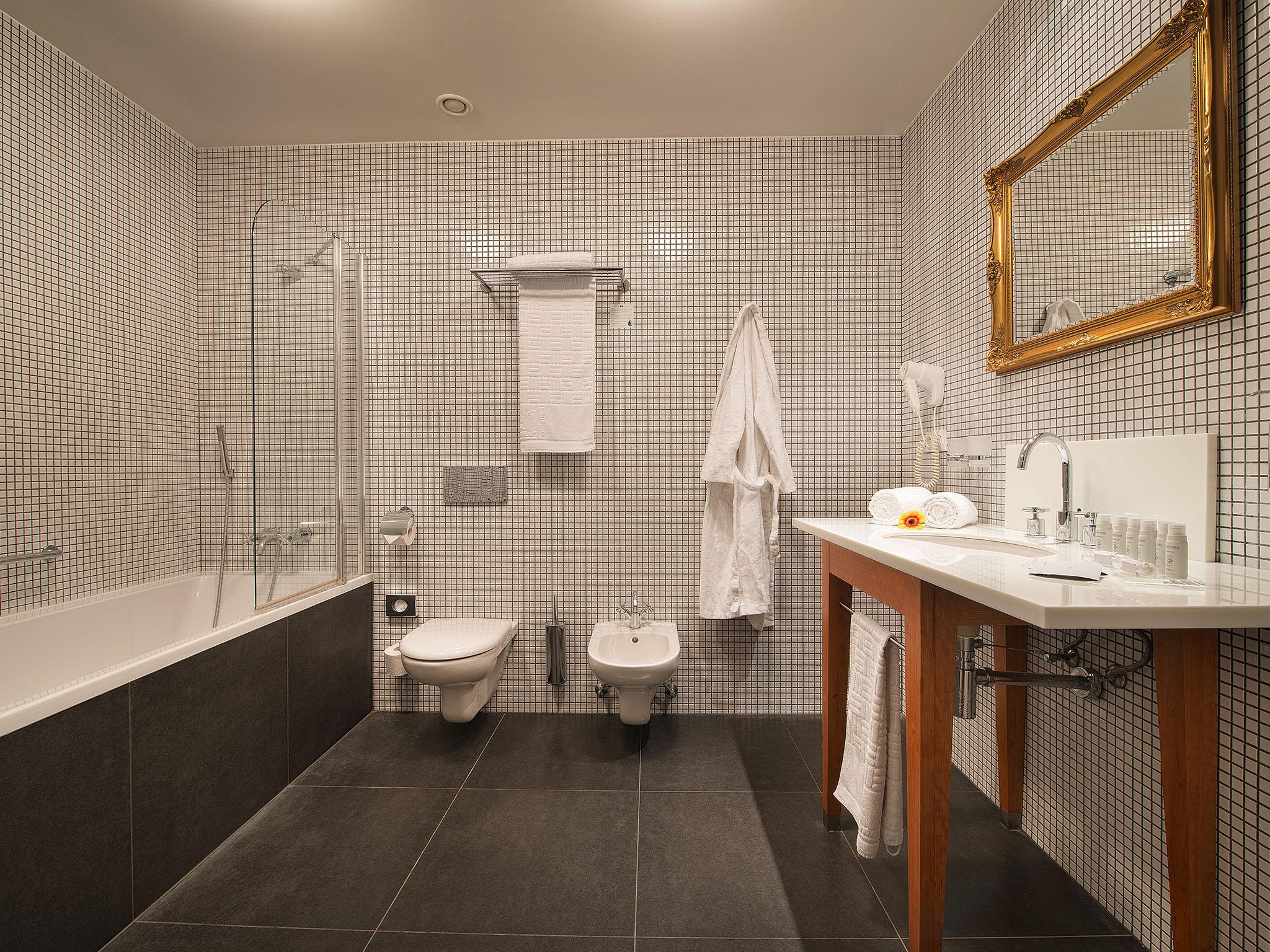 Ea Hotel Tereziansky Dvur ฮราเดตสคราโลเว ภายนอก รูปภาพ