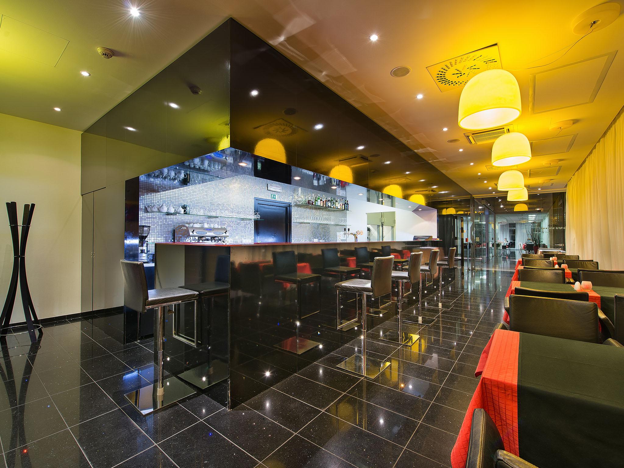 Ea Hotel Tereziansky Dvur ฮราเดตสคราโลเว ภายนอก รูปภาพ