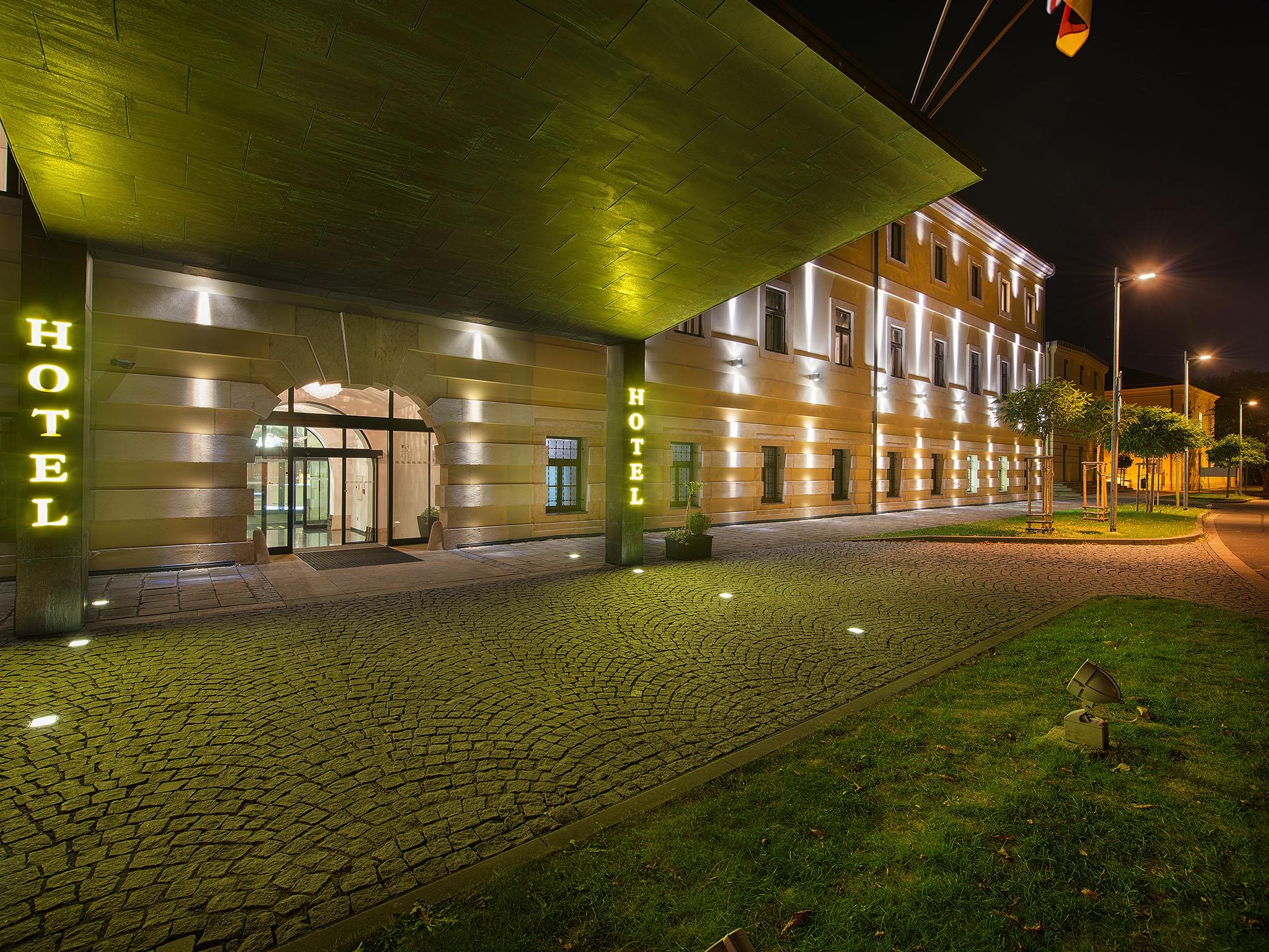 Ea Hotel Tereziansky Dvur ฮราเดตสคราโลเว ภายนอก รูปภาพ