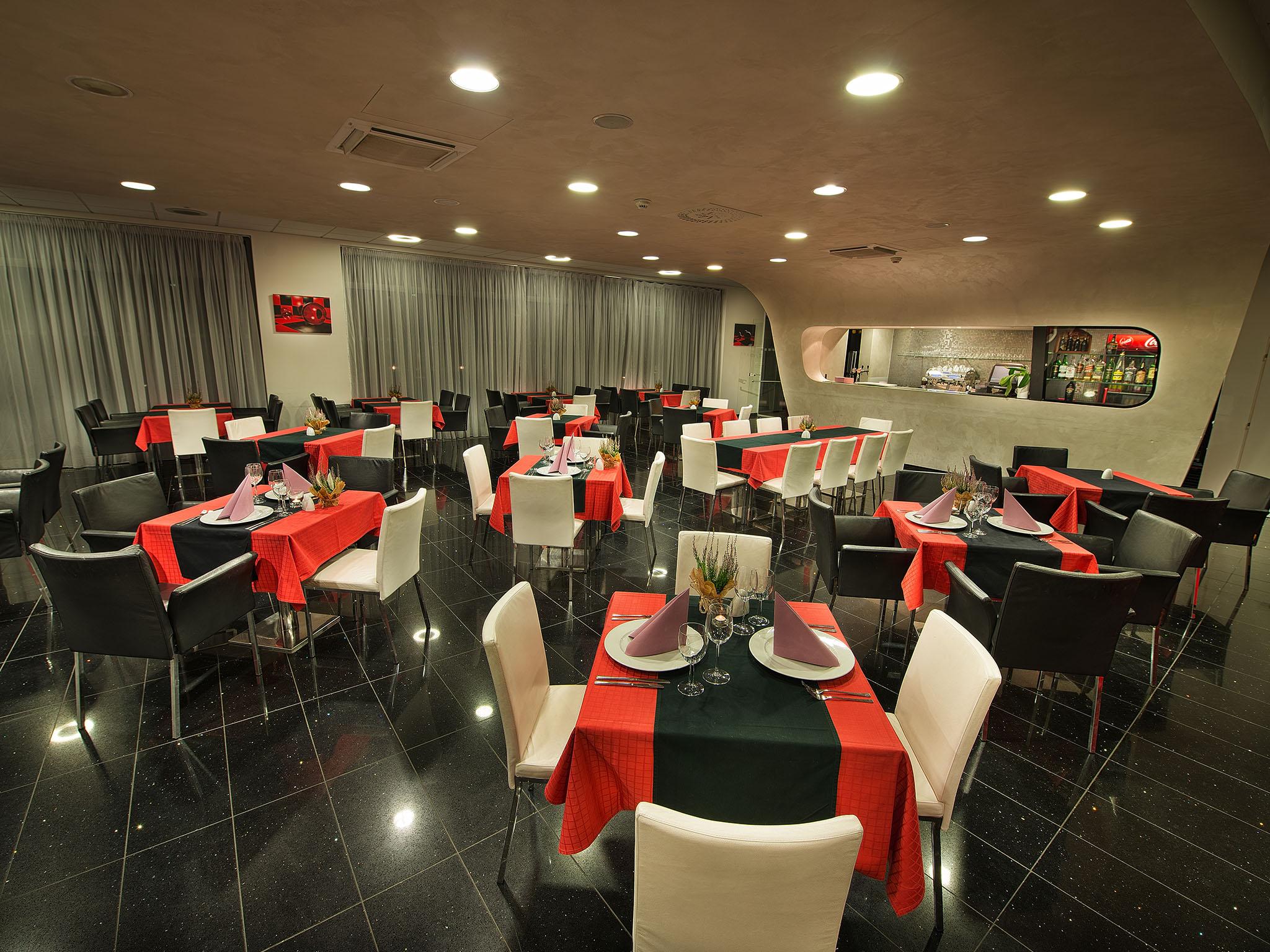 Ea Hotel Tereziansky Dvur ฮราเดตสคราโลเว ภายนอก รูปภาพ