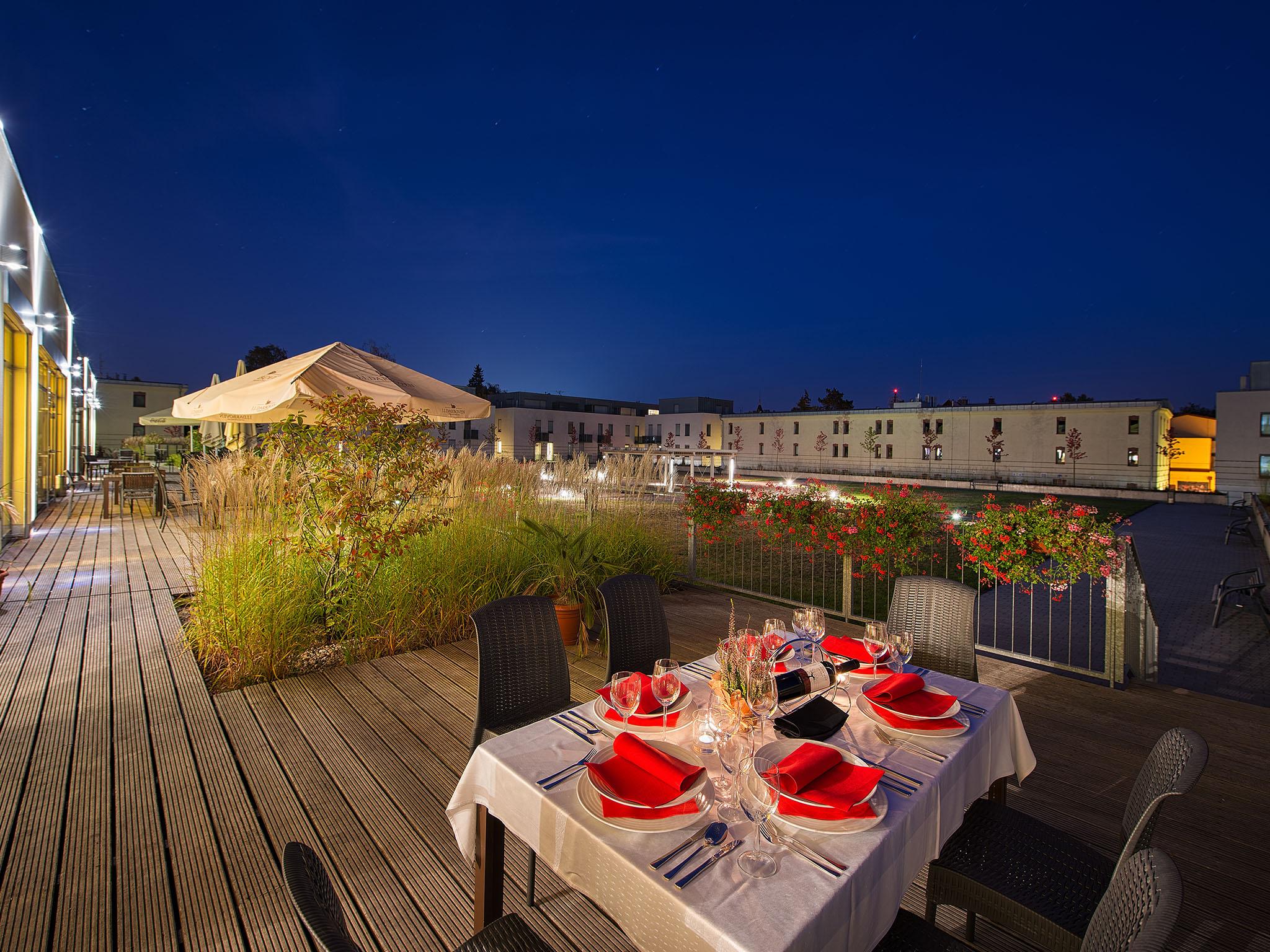 Ea Hotel Tereziansky Dvur ฮราเดตสคราโลเว ภายนอก รูปภาพ