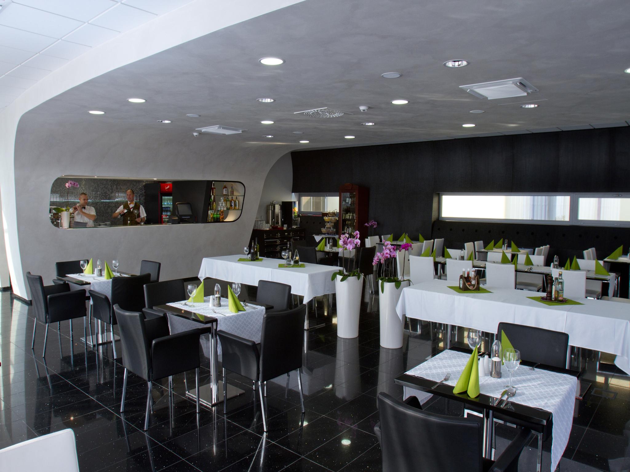 Ea Hotel Tereziansky Dvur ฮราเดตสคราโลเว ภายนอก รูปภาพ