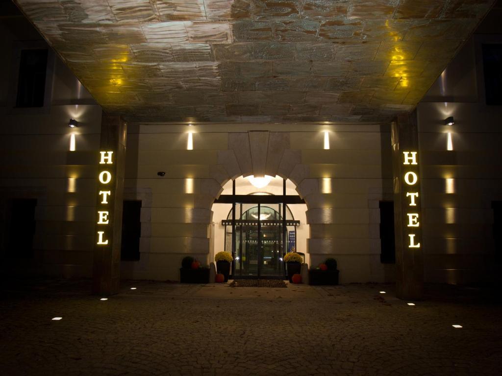 Ea Hotel Tereziansky Dvur ฮราเดตสคราโลเว ภายนอก รูปภาพ