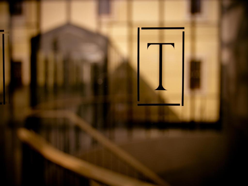 Ea Hotel Tereziansky Dvur ฮราเดตสคราโลเว ภายนอก รูปภาพ