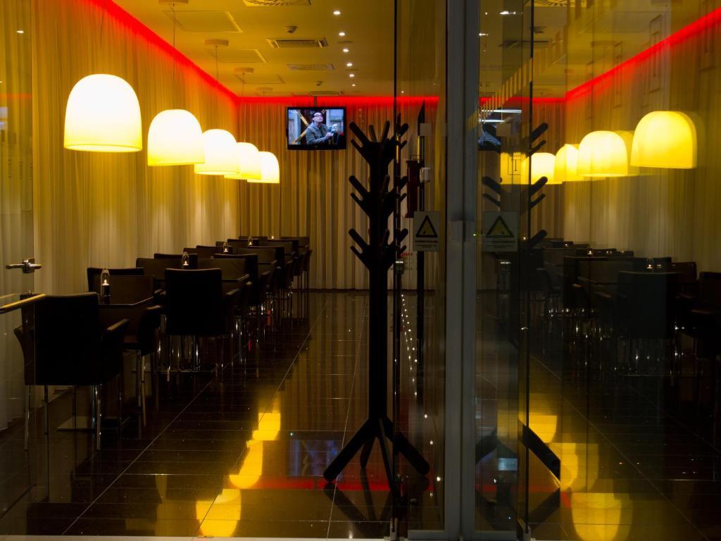 Ea Hotel Tereziansky Dvur ฮราเดตสคราโลเว ภายนอก รูปภาพ