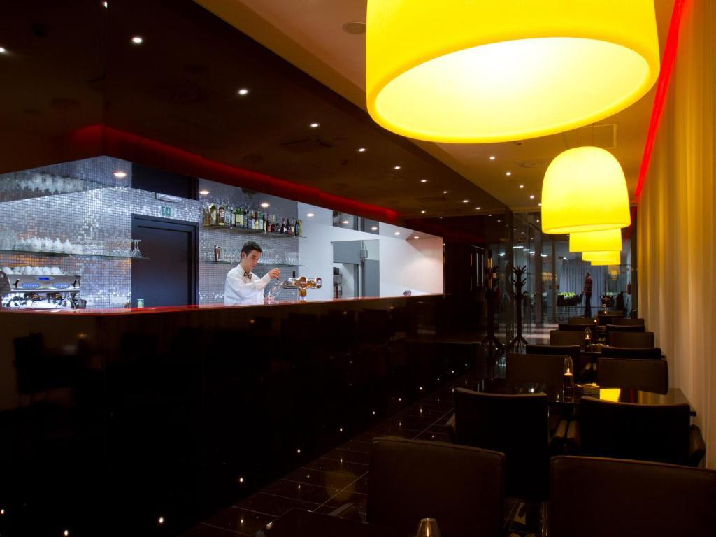 Ea Hotel Tereziansky Dvur ฮราเดตสคราโลเว ภายนอก รูปภาพ