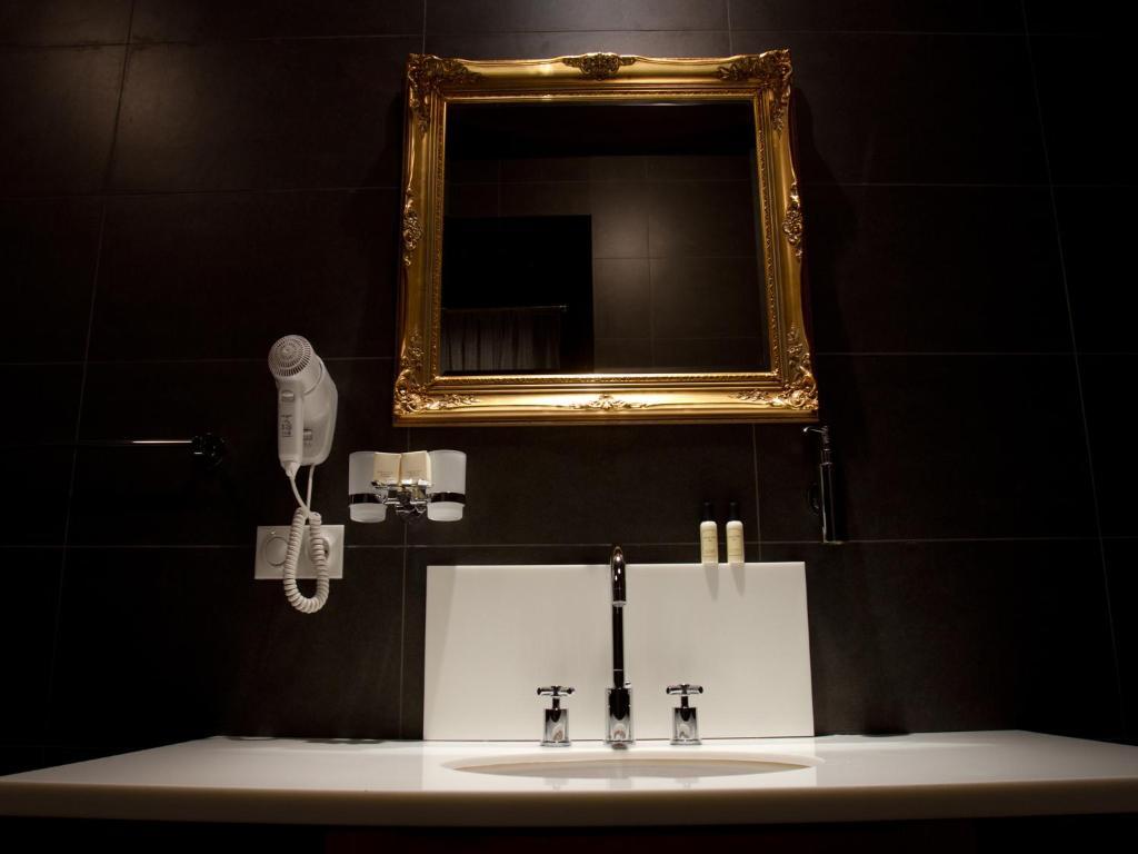 Ea Hotel Tereziansky Dvur ฮราเดตสคราโลเว ภายนอก รูปภาพ
