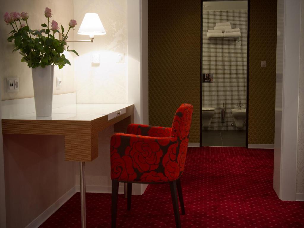 Ea Hotel Tereziansky Dvur ฮราเดตสคราโลเว ภายนอก รูปภาพ