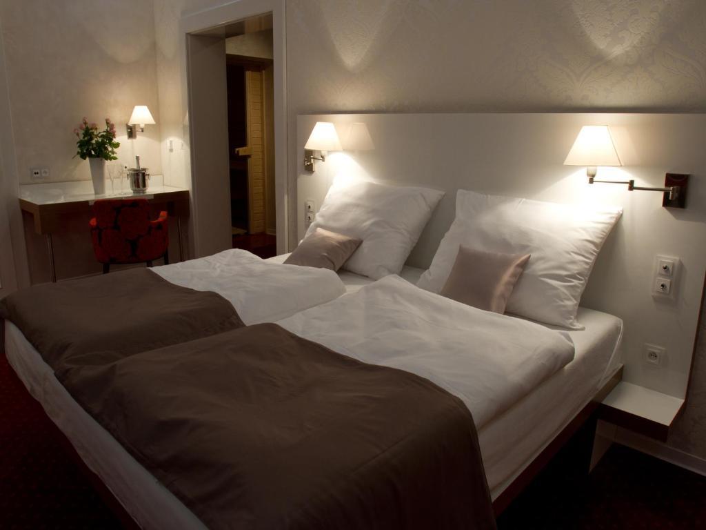 Ea Hotel Tereziansky Dvur ฮราเดตสคราโลเว ภายนอก รูปภาพ