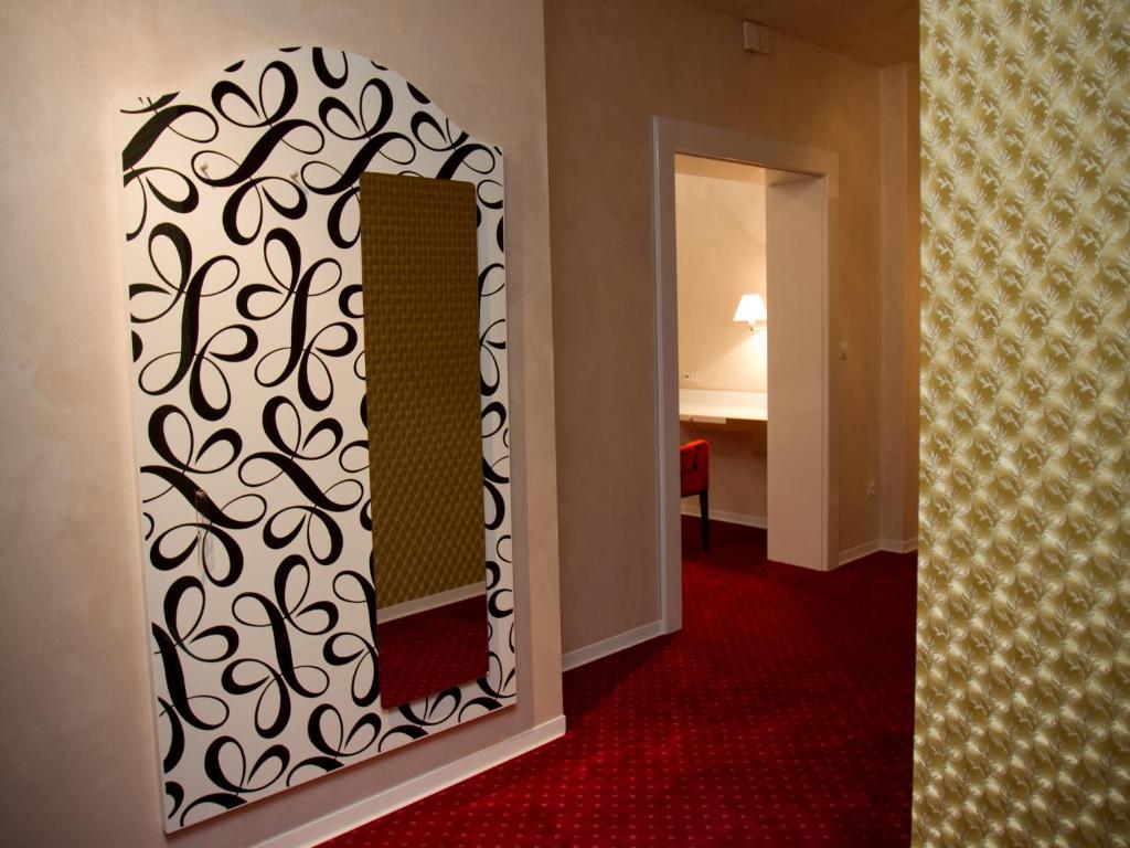 Ea Hotel Tereziansky Dvur ฮราเดตสคราโลเว ภายนอก รูปภาพ