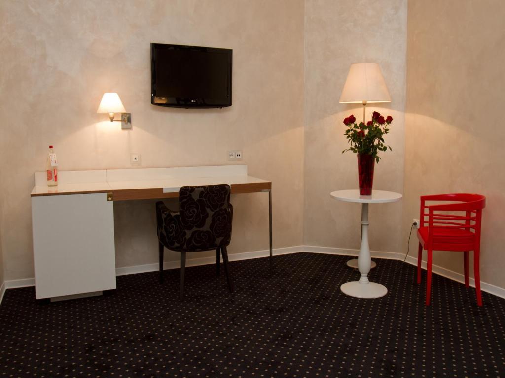 Ea Hotel Tereziansky Dvur ฮราเดตสคราโลเว ภายนอก รูปภาพ