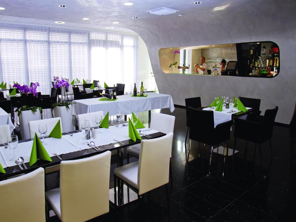 Ea Hotel Tereziansky Dvur ฮราเดตสคราโลเว ภายนอก รูปภาพ