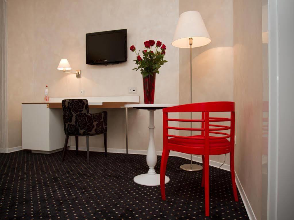 Ea Hotel Tereziansky Dvur ฮราเดตสคราโลเว ภายนอก รูปภาพ