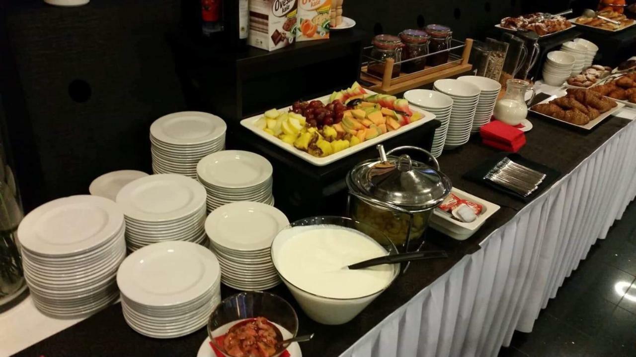 Ea Hotel Tereziansky Dvur ฮราเดตสคราโลเว ภายนอก รูปภาพ